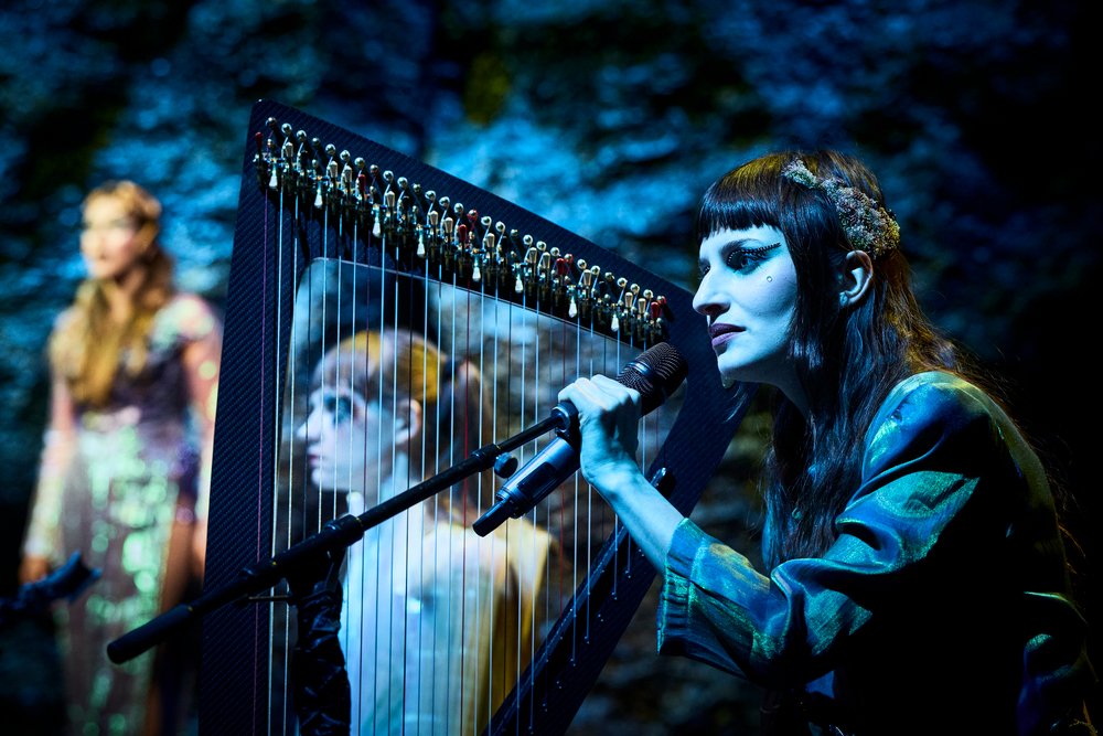 Léna Bokobza-Brunet, Pauline Chagne et Léa Moreau dans Médusée, avec une création lumière de Jérôme Baudouin, créateur lumière en danse, théâtre et spectacle vivant.